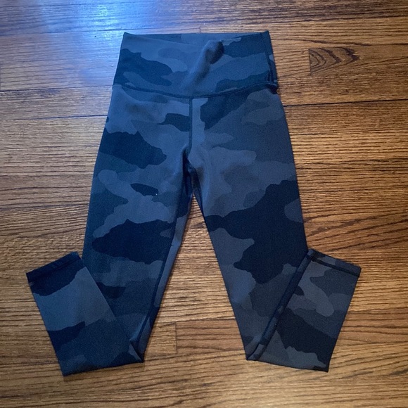 Offline by Aerie black and gray camouflage leggings - Picture 4 of 10